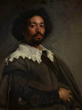 Retrato de un hombre negro con barba. Mira al espectador y viste mayormente de negro pero con cuello blanco.