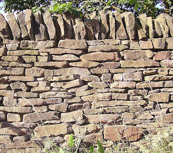 Muro de piedra seca con cofia