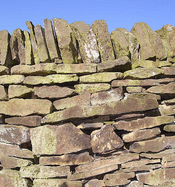 Afrontando un muro de piedra