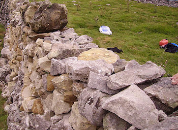 Muro de piedra en progreso