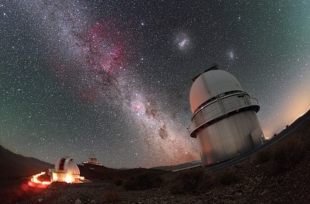 Fotografía de un observatorio desde el que se pueden observar en el cielo las Nubes de Magallanes.