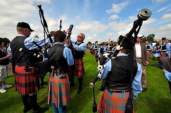 Gaiteros reunidos en Highland Games