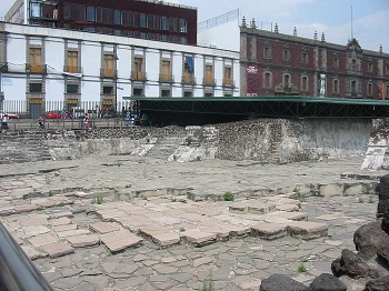 Piso de piedra y Casa del Águila en las ruinas del Templo Mayor