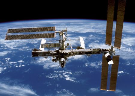 imagen de un vehículo espacial en el espacio con la Tierra de fondo