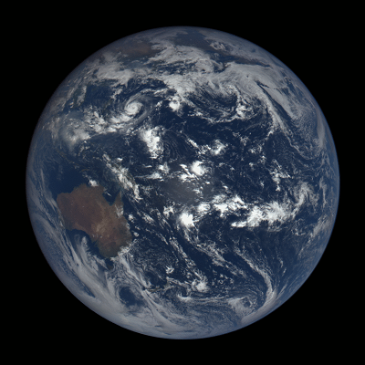La imagen muestra la Tierra con sus continentes y nubes blancas arremolinadas