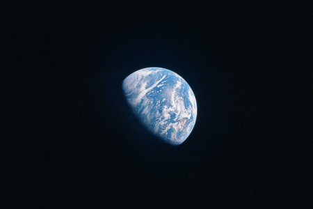 Una fotografía muestra la Tierra sobre un fondo negro. Sólo una parte del planeta es visible.