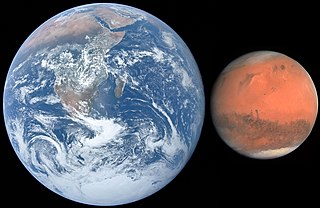 Una fotografía de lado a lado del Marte rojo más pequeño en comparación con la Tierra azul más grande.