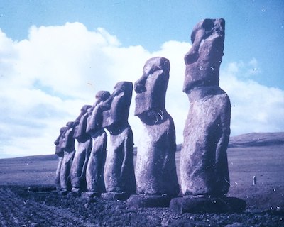 Una fotografía de siete estatuas moai orientadas en la misma dirección.