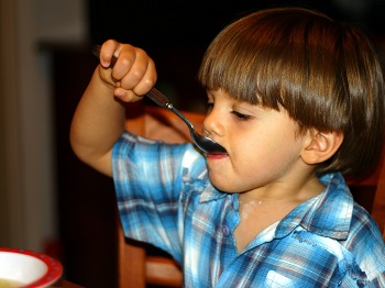 comiendo
