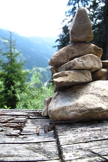 Piedras apiladas en forma de pirámide aproximadamente