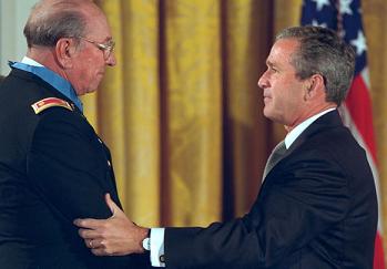 Ed Freeman recibe la Medalla de Honor el 16 de julio de 2001.