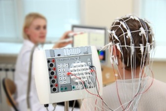 Esta imagen muestra a un hombre por detrás con electrodos EEG adheridos a su cuero cabelludo.
