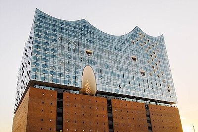 Edificio de cristal encima de un almacén