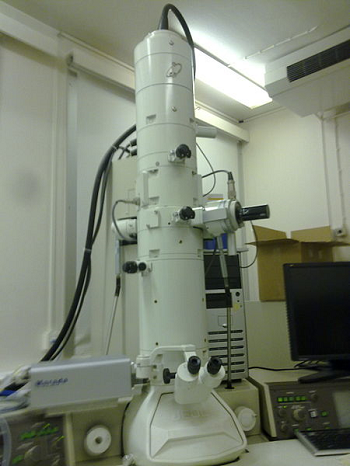 Un microscopio electrónico