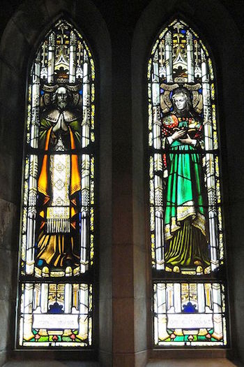 Lancet windows con coloridas vidrieras, de la Iglesia Episcopal Emmanuel en Boston.