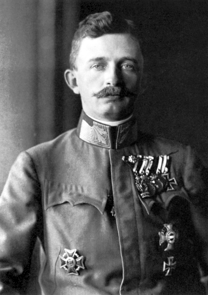 Fotografía en blanco y negro de un hombre con uniforme militar