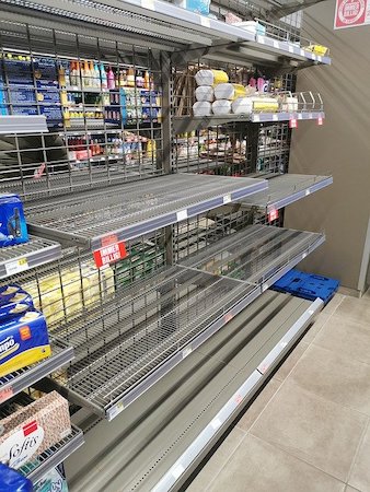 Una imagen de un estante vacío en la tienda de comestibles.