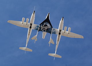 Nave espacial Virgin Galactic (centro) transportada por un avión especialmente diseñado