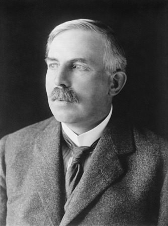 Fotografía en blanco y negro de Ernest Rutherford.