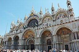 La fachada frontal de la Basílica de San Marcos con cinco portales arqueados y ornamentación elaborada.