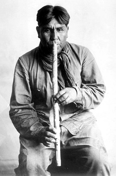 Cipriano García tocando una flauta Tohono O-odham