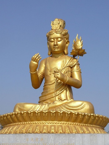 Una estatua de Buda a lo largo de la avenida Foguang