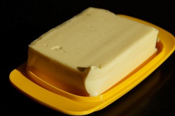 La mantequilla contiene principalmente grasas