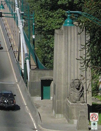 estatua de león en la entrada del puente
