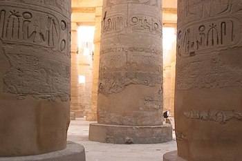 Columnas en el hipóstilo en Karnak