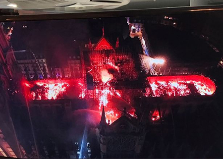 Una vista aérea de la catedral en llamas muestra el techo consumido por las llamas.