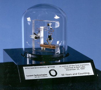 Una réplica del primer transistor.
