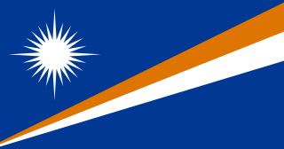 La bandera de las Islas Marshall es azul con una estrella blanca, una franja blanca y una franja naranja