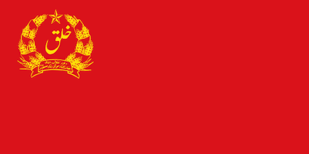Bandera roja con emblema amarillo en la esquina superior izquierda.