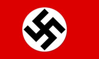Una bandera roja con un símbolo de la esvástica negra incrustado en un círculo blanco ligeramente a la izquierda del centro.