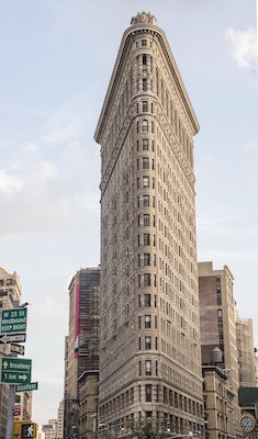 Imagen de un alto rascacielos triangular