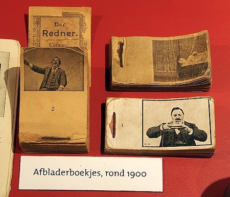Fotografía en color de tres flipbooks fotográficos expuestos sobre fondo rojo