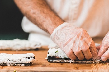 Uso de guantes en el servicio de alimentos