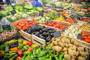 Imagen que muestra las diversas frutas y verduras que se pueden encontrar en la sección de productos