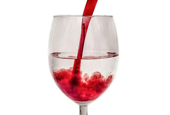 Fotografía de colorante rojo que se agrega al agua.