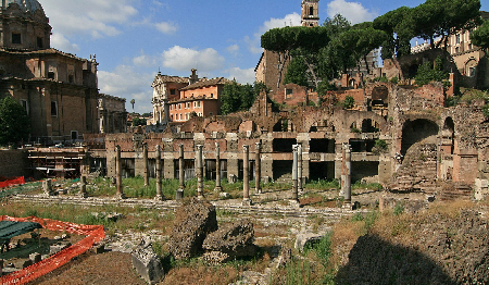 Foto de las ruinas del Foro de César; las columnas del foro todavía están en pie y parecen ser un sitio de excavación.