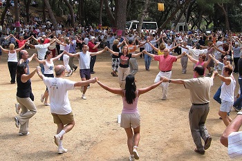 Gente bailando sardana