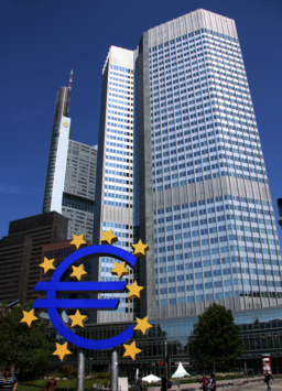 Foto del moderno rascacielos de cristal de la sede del Banco Central Europeo en Frankfurt, Alemania