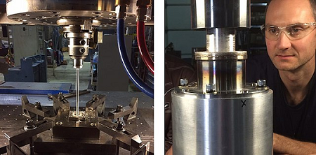 Un hombre mira un dispositivo de extrusión por fricción que produce alambre de metal mediante fricción cinética