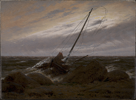 Un barco en ruinas a punto de hundirse es azotado por olas tormentosas, cerca de rocas, con un cielo nublado