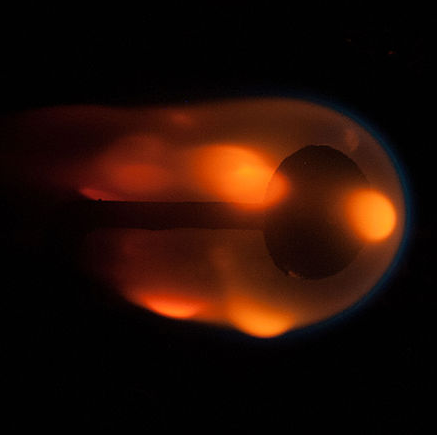Una fotografía de una llama aproximadamente esférica en la Estación Espacial Internacional.