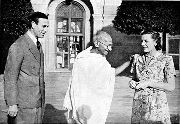 Gandhi con el último virrey británico de la India