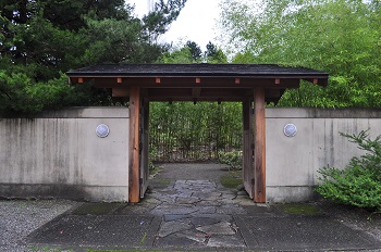 Puerta de enlace entre jardín interior y exterior