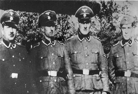 Cuatro oficiales de exterminio de las SS alemanas nazis posando para una foto de grupo en el campo de exterminio de Treblinka.