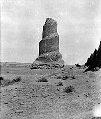 Una fotografía en blanco y negro de 1909 que muestra el minarete en espiral de la mezquita de Abu Dulaf en Samarra.