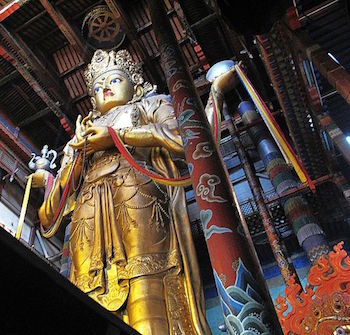 Estatua de Buda de oro
